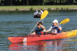 Un duo féminin participant à l'épreuve de canoë-Kayak