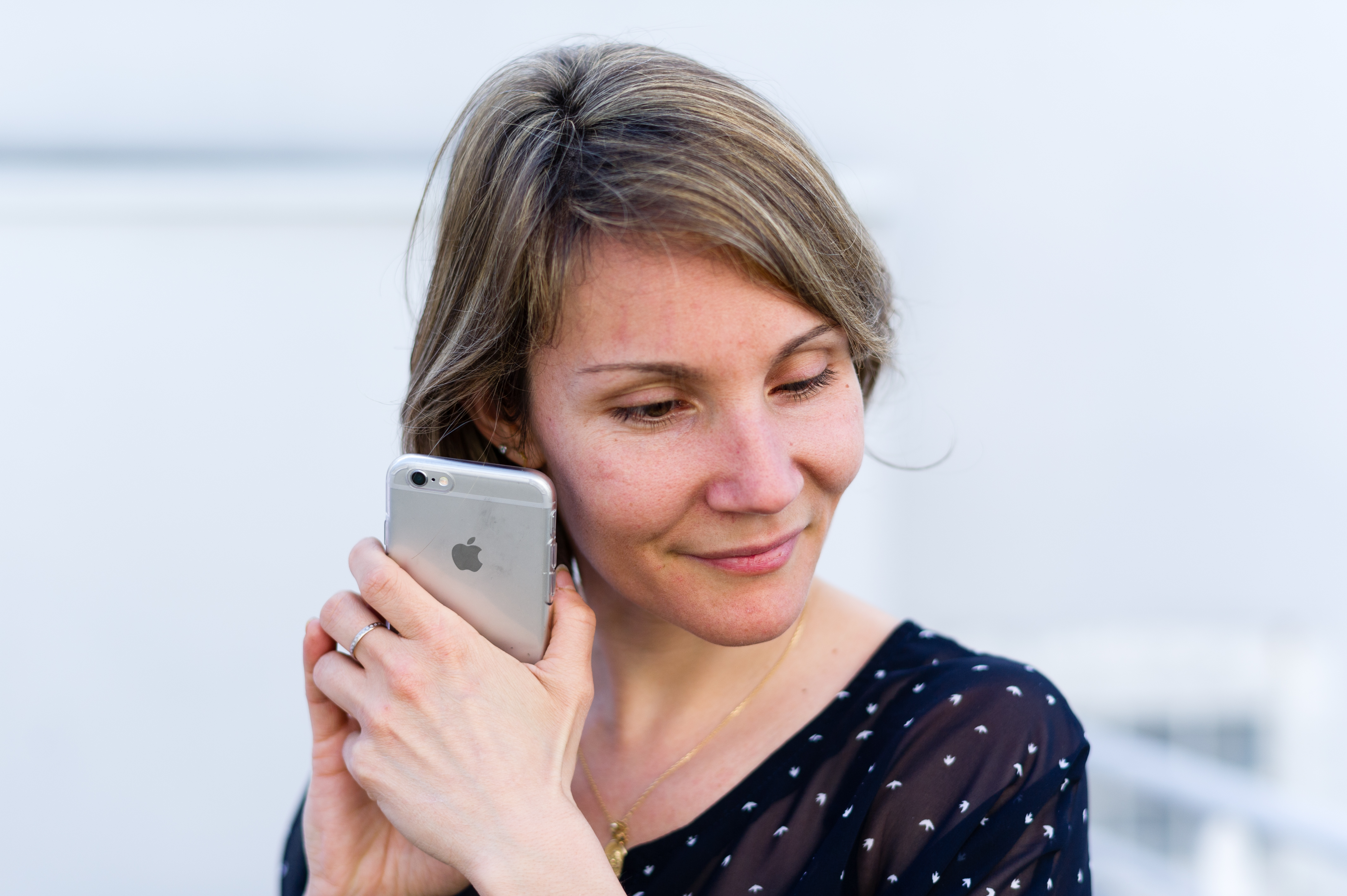 Illustration d'une femme déficiente visuelle utilisant un smartphone