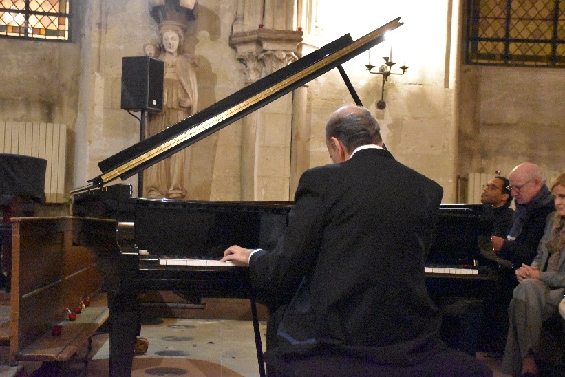 Photo de Bernard d’Ascoli assis au piano, en train de jouer