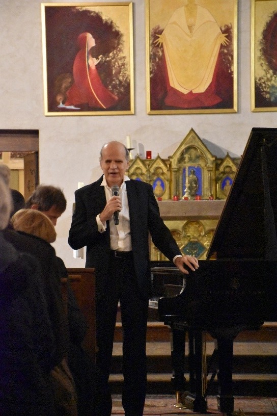 Photo de Bernard d’Ascoli qui prend la parole, debout devant le piano