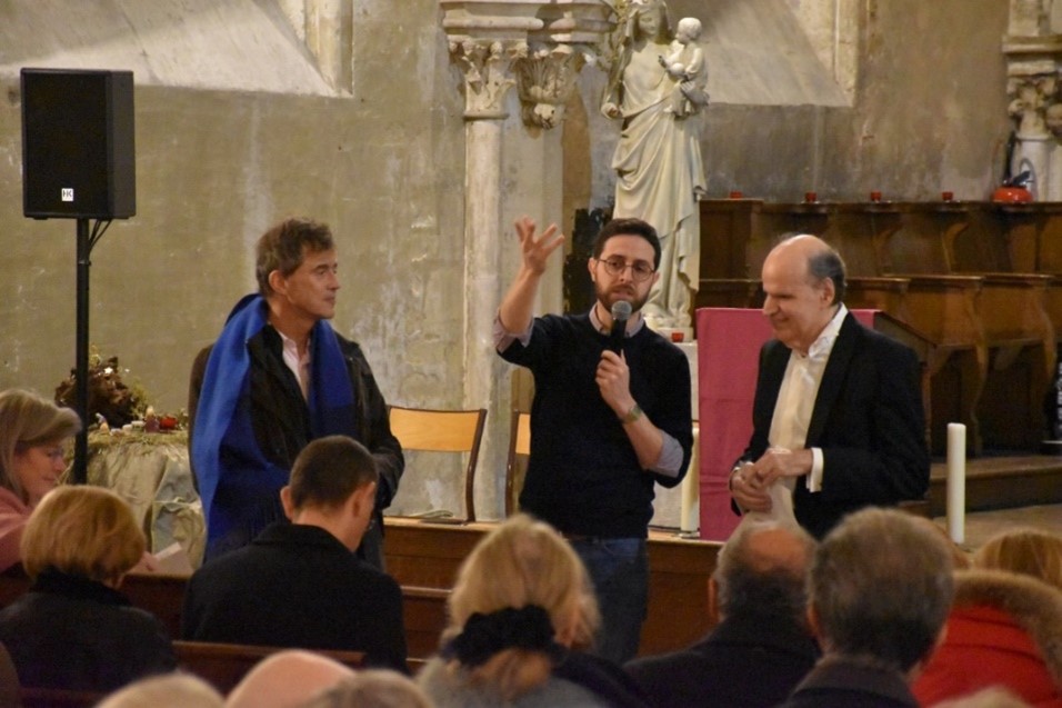 Photo de Sylvain Nivard, Président de l’association Valentin Haüy, Kévin Robin, transcripteur de braille musical de l’association et Bernard d’Ascoli