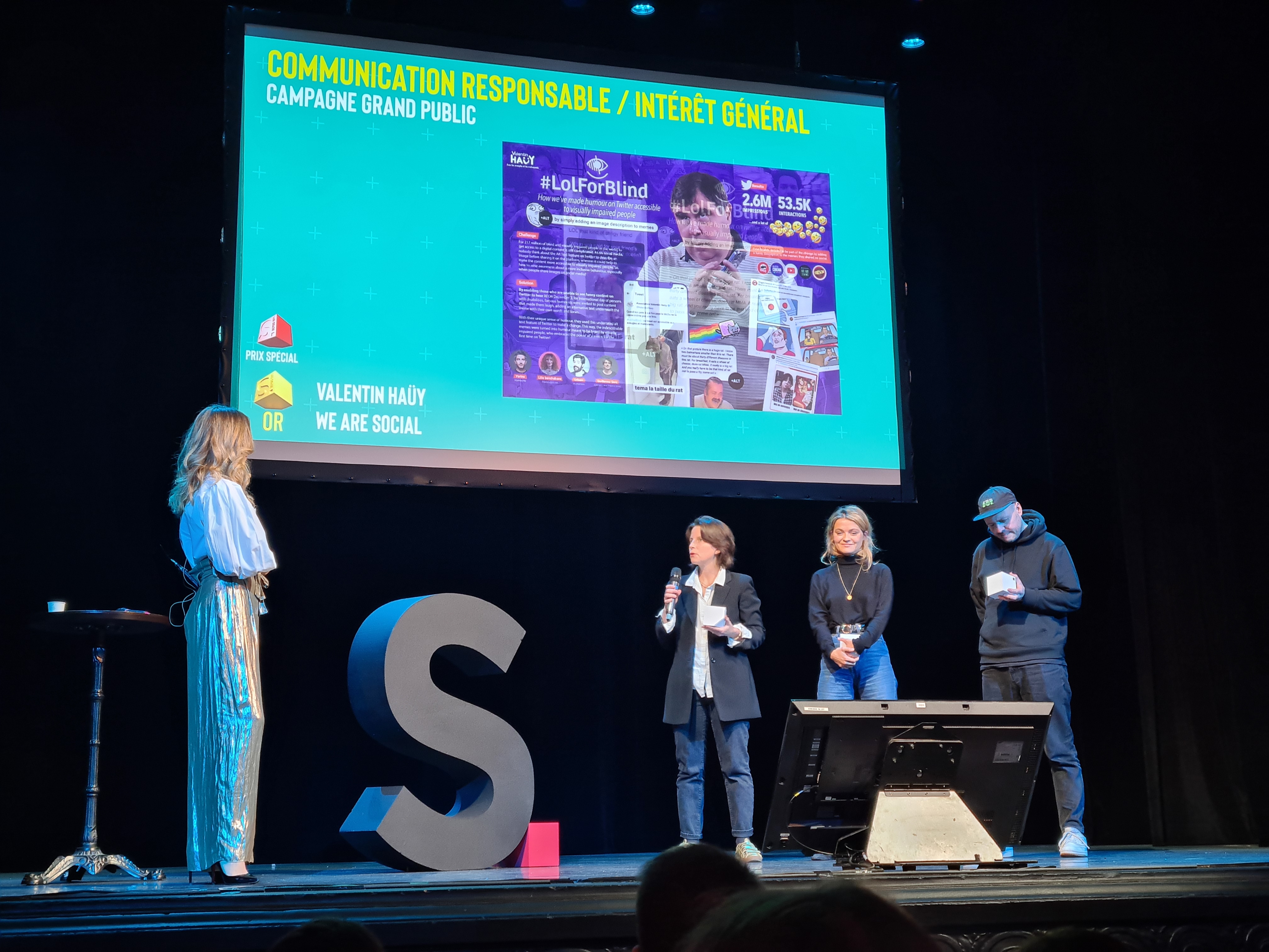 Scène du théatre de la Madeleine à Paris, remise du Prix OR et du Prix Spécial / GP Stratégies 2022 Influence