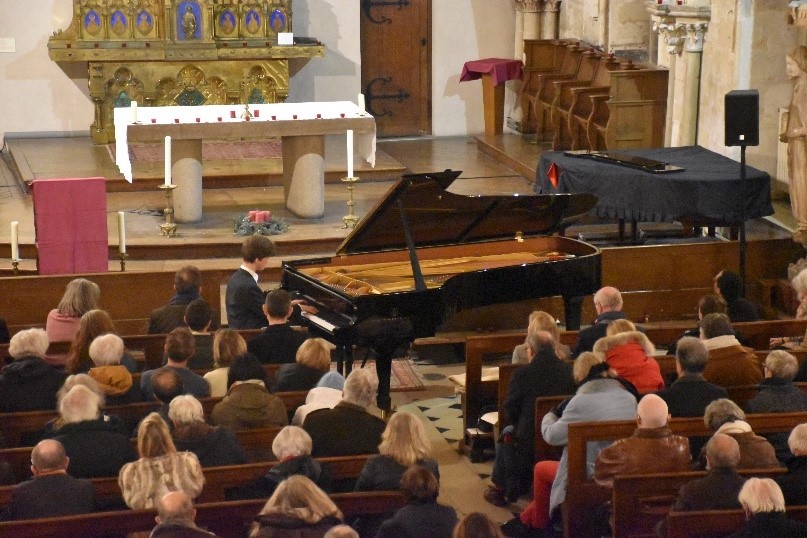 Photo d’Étienne Rall au piano