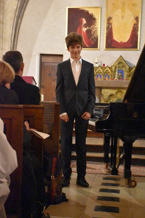 Photo d’Étienne Rall, debout devant le piano