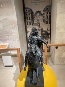 Exposition d'une œuvre d'art dans la galerie multisensorielle au musée du Louvre 