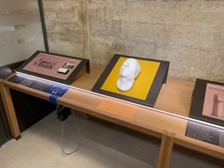 Exposition d'une œuvre d'art dans la galerie multisensorielle au musée du Louvre 