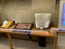 Exposition d'une œuvre d'art dans la galerie multisensorielle au musée du Louvre 