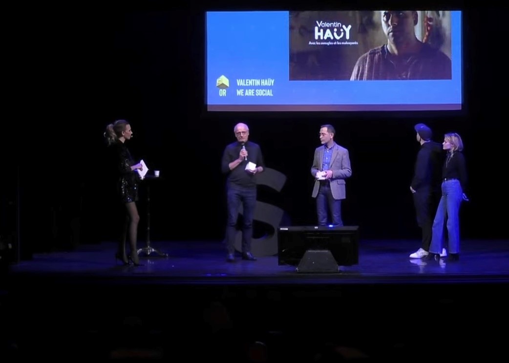 Scène du théatre de la Madeleine à Paris, remise de deux  Prix OR / GP Stratégies 2022 Communication Santé.