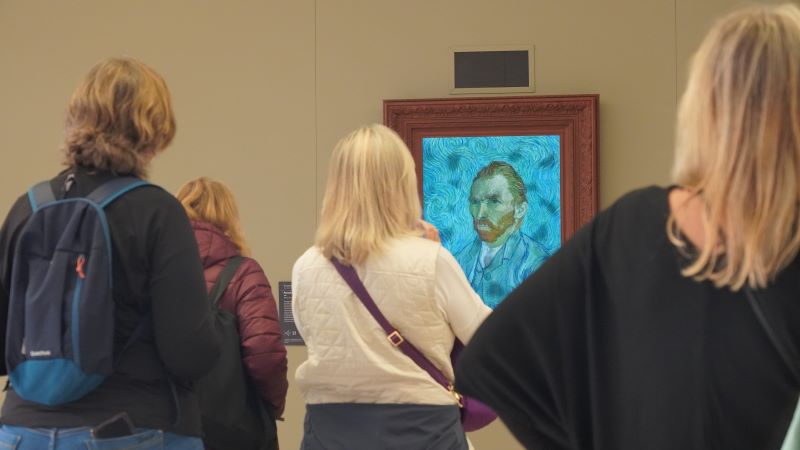 Photo prise au musée du Louvre présentant le portrait de l’artiste Vincent Van Gogh et des visiteurs