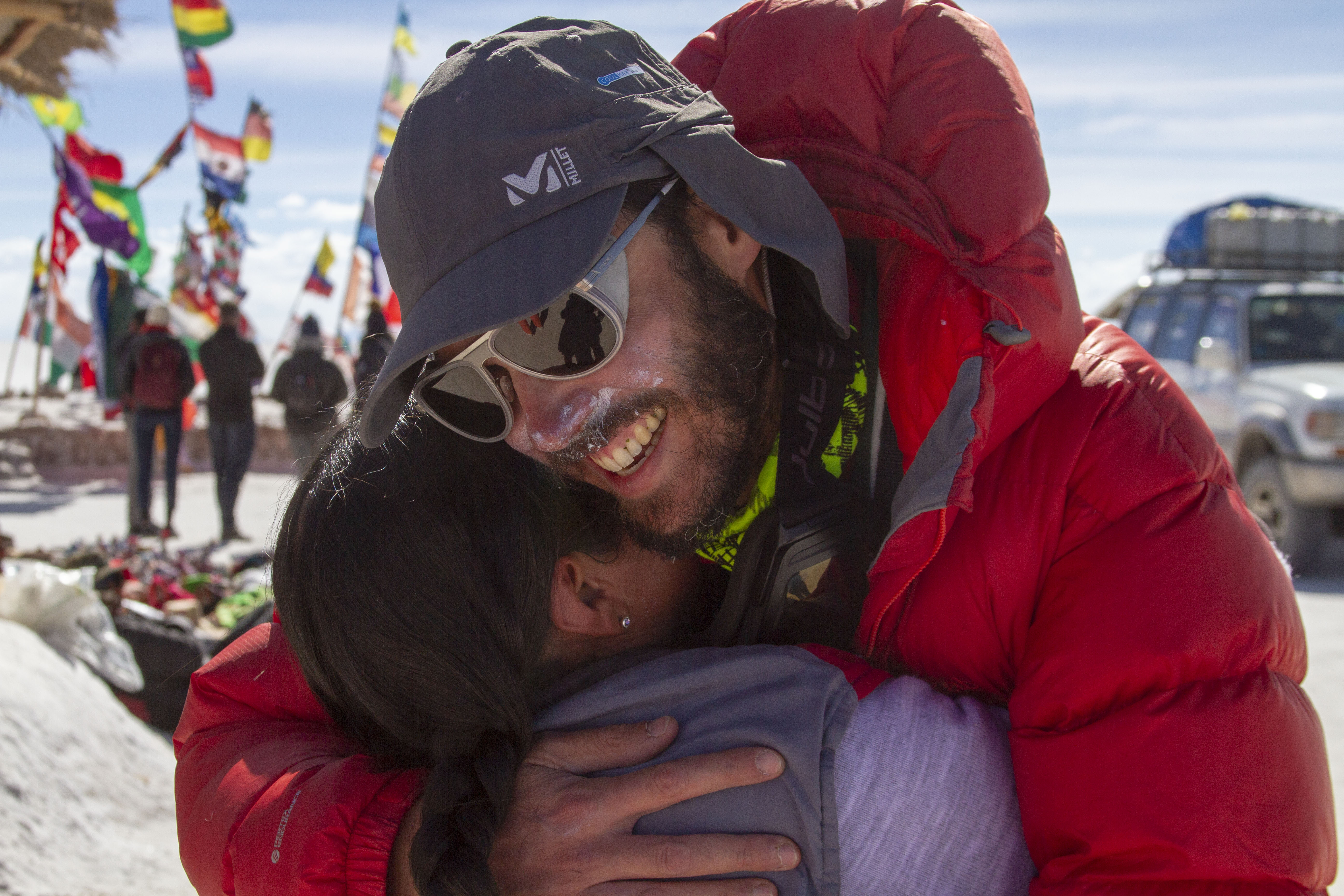 Photo d'Alban Tessier prenant dans ses bras une femme bolivienne au point d'arrivée après les sept jours de marche.
