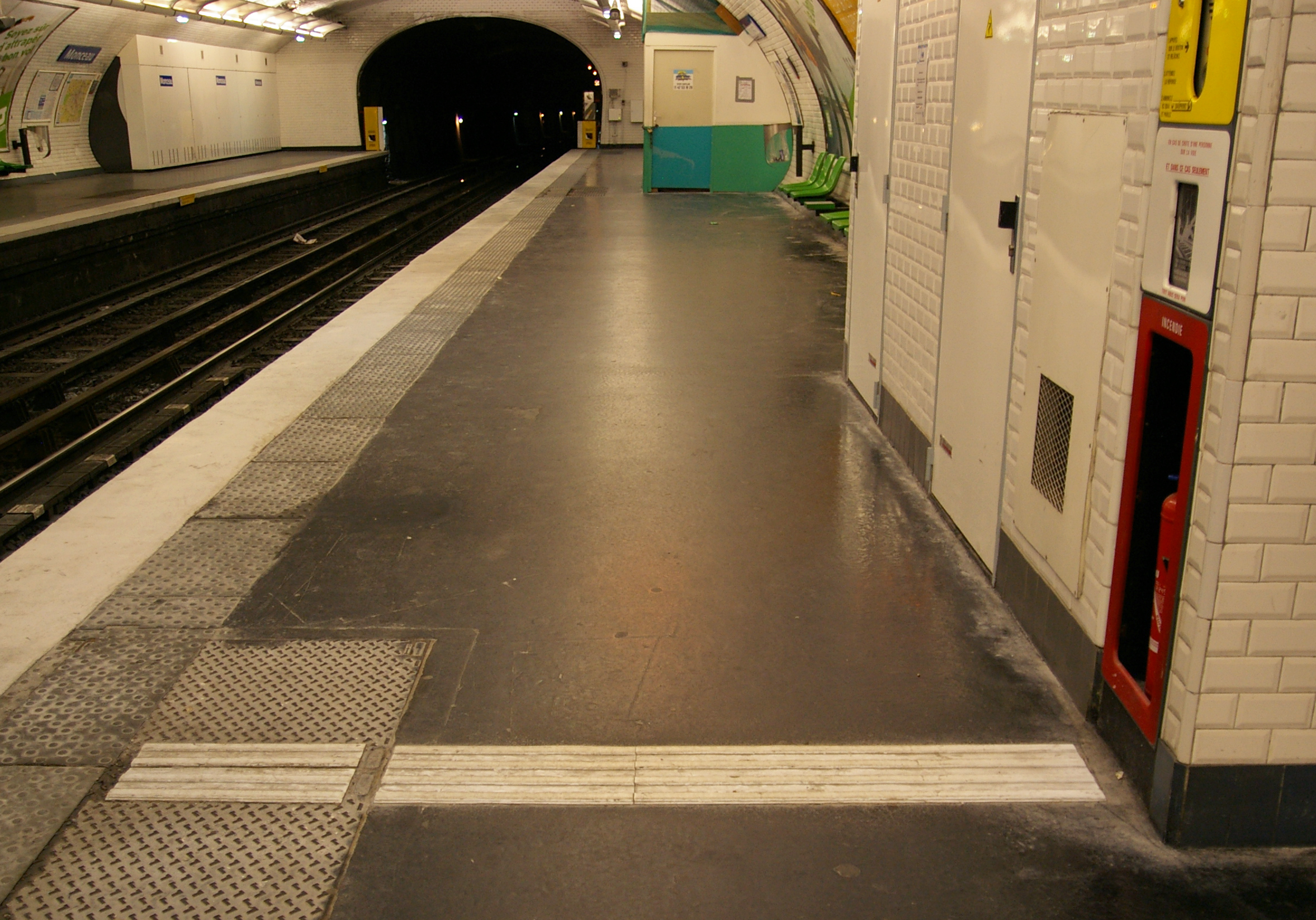Bande d'interception disposée par la RATP dans les stations de métro pour signaler la présence d'une borne d'alarme sur le quai