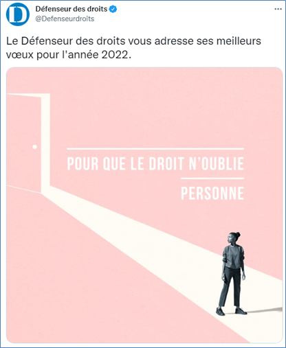 Le tweet du Défenseur des droits est accompagné d’une image-texte indiquant « pour que le droit n’oublie personne ». Le texte blanc sur fond rose, offre un contraste de 1,4, très insuffisant.