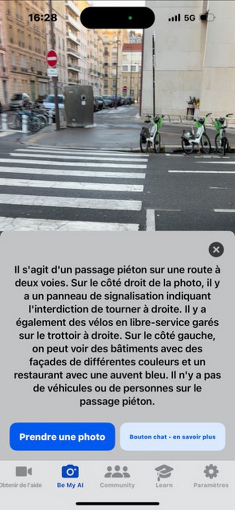 Une intersection de rue avec un passage piéton