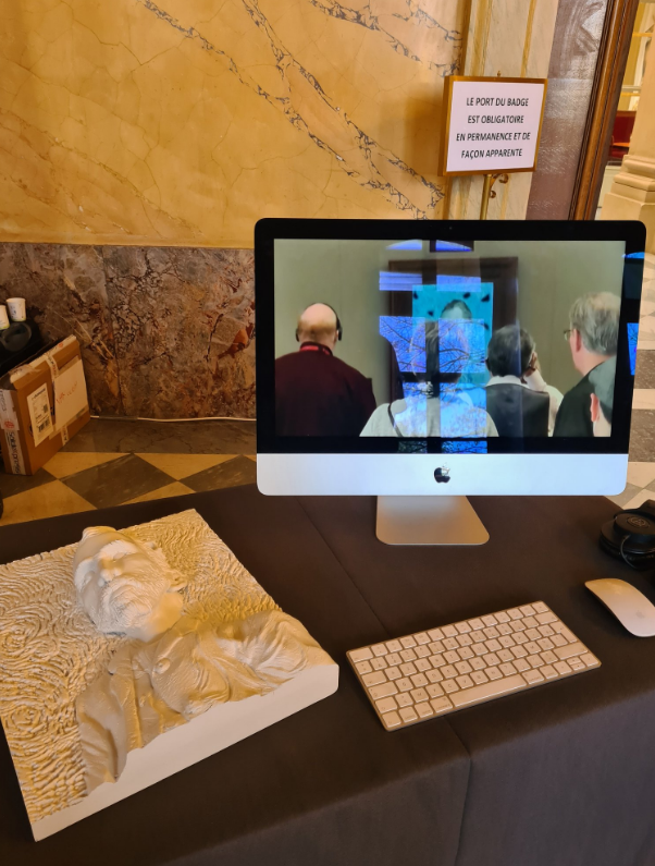 Photo présentant un portrait tactile de Van Gogh réalisé en 3D et la présentation de notre campagne « Dis-moi ce que tu vois » sur un écran d'ordinateur