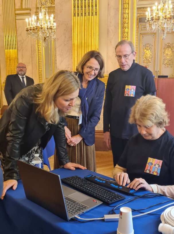 Mme Laurence de Roquefeuil, Vice-présidente chargée de l’accessibilité numérique, de l’édition adaptée et du braille, faisant une démonstration de l'utilisation d'un ordinateur avec une plage braille à la Présidente de l'Assemblée nationale Mme Yaël Braun-Pivet