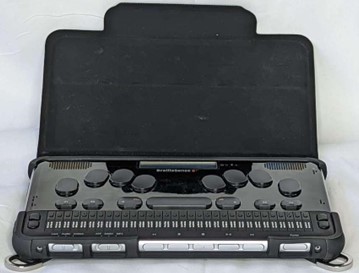Photo : Bloc-notes braille BrailleSense 6 Version 1.7 avec son clavier braille, ses 32 cellules de 8 points, son afficheur LCD et sa housse.