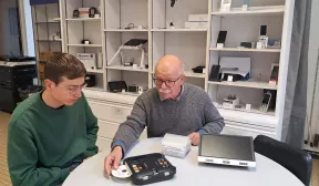 Aurélien et Gilles devant la boutique du Comité