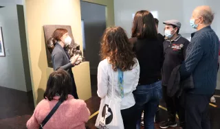 Groupe de personnes déficientes visuelles en visite dans un musée