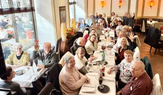 Plusieurs convives autour d'une table de restaurant