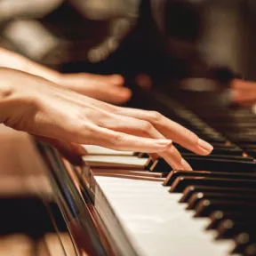Visuel mains jouant du piano