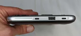 BrailleSense 6 vue des connectiques USB sur le côté droit 