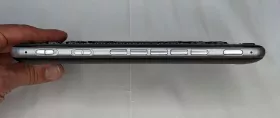 BrailleSense vue de face avec les 2 commutateurs à glissière situés à gauche et les 5 boutons à droite