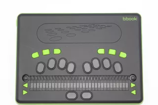 B.Book vue du dessus avec l'afficheur braille placé entre le clavier braille 8 touches et les 2 touches backspace et espace en-dessous.
