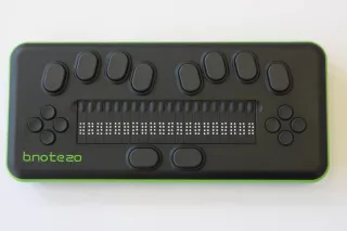 Vue du B.Note 20 caractères montrant le dessus avec l'afficheur braille, les boutons et le clavier braille