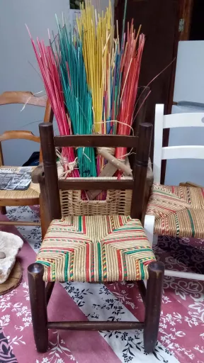 Chaise pour enfant paillage de couleur