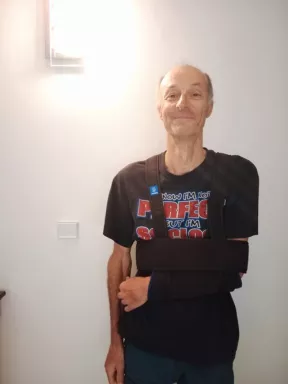 Christian et son bras en écharpe