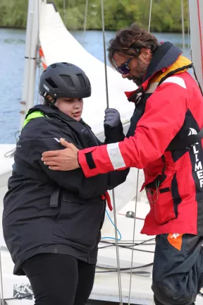 Norman guide Lilou pour monter sur le bateau