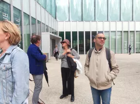 Sur le parvis de la bibliothèque, l'AVH prêt au départ