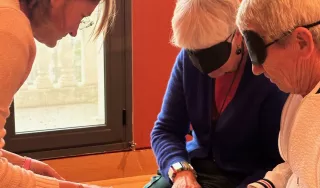 Un tableau en relief est présenté à deux personnes aux yeux bandés