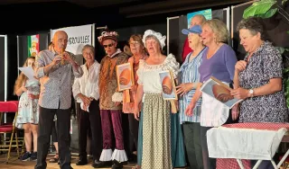Une troupe de théatre sur une scène