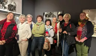 Plusieurs dames souriantes posent pour la photo