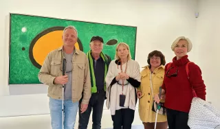 Un groupe de 5 personnes devant un tableau de Joan Miró