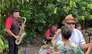 Un groupe de musicien en arrière plan et un couple de danseur au premier plan