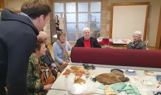 Daniel Guerbois en atelier entouré de plusieurs bénéficiaires