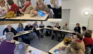 Personnes assises autour d'une table dans une salle de réunion