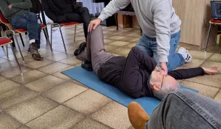 Un instructeur montre comment installer une personne en Position Latérale de Sécurité