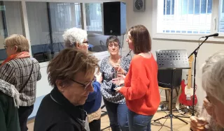 Une serveuse avec un plateau de mignardises