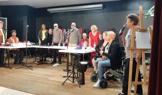 Une troupe de théâtre sur scène, à la fin du spectacle