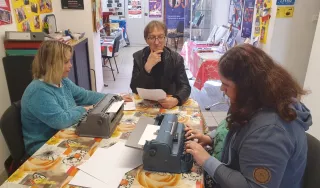 Le lecteur entouré des 2 candidates