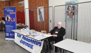 Daniel Guerbois lors de l'installation du stand