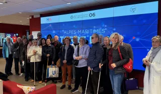 Groupe de personnes devant un très très grand écran