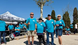 4 personnes posent fièrement pour la photo, sous un ciel d'un bleu resplendissant