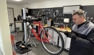 Photo d'Améziane en train de réparer un vélo à l'atelier