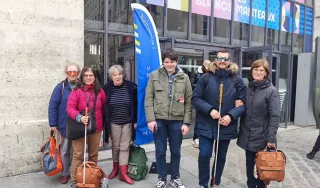 Le groupe de participants à la sortie parienne du salon Le sens de l'emploi