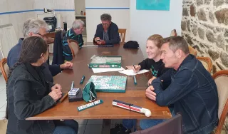 on voit des joueurs de Scrabble et au fond une leçon d'accessibilité numérique