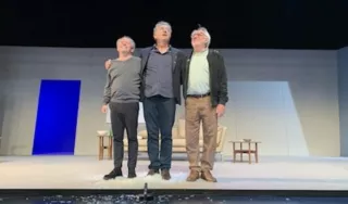 Olivier Broche, François Morel et Olivier Saladin saluent la salle à la fin du spectacle